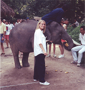 Louise Flint in Thailand met olifant